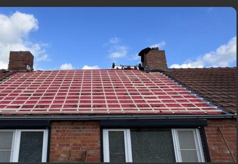 Nieuwe folie en panlatten tijdens de renovatie