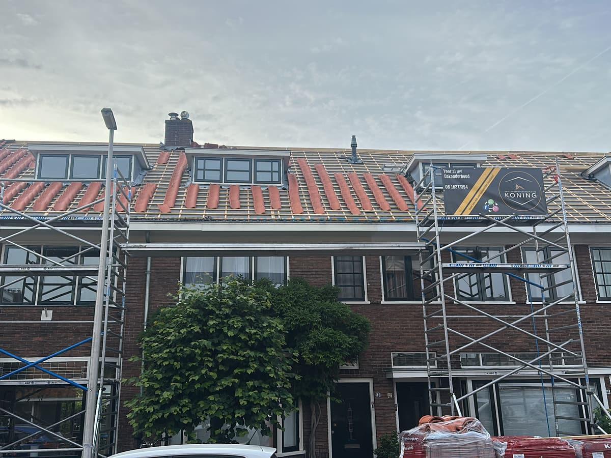 Dakpannen worden vervangen