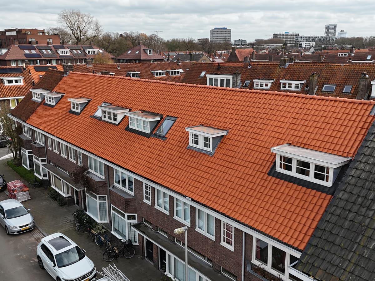 Hellend dak met nieuwe dakpannen