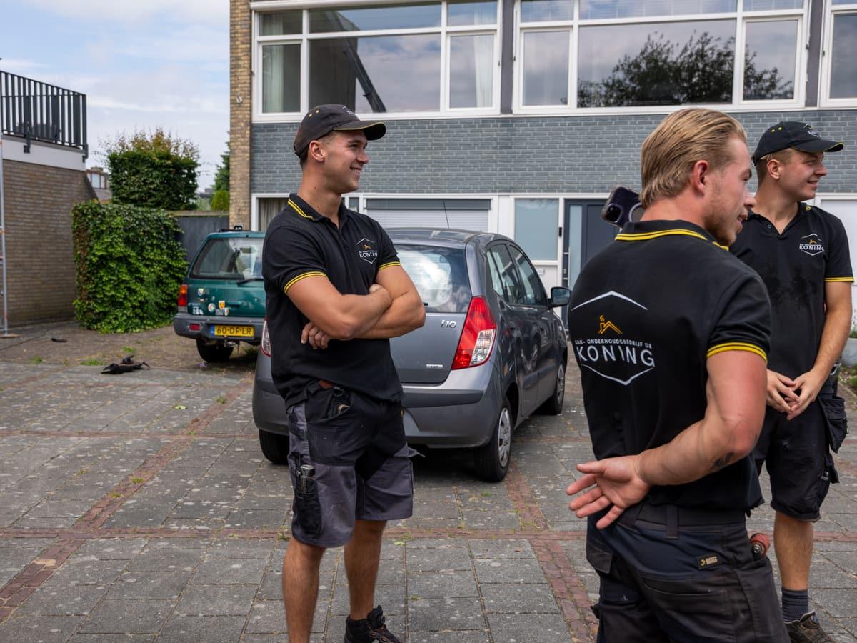 Het team van De Koning overlegt op locatie naast de bedrijfsbus